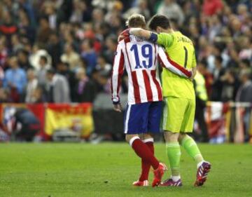 Amigos y rivales. Iker Casillas y Fernando Torres depués de un encuentro entre Real Madrid y Atlético.