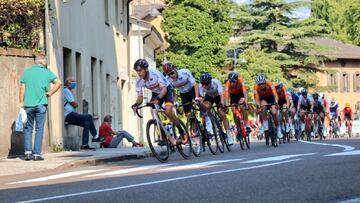 El equipo español, con Juan Ayuso, tira del pelotón durante la prueba en línea masculina sub-23 de los Europeos de Ciclismo en Ruta de Trento.