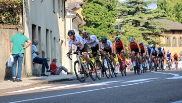 El equipo espa&ntilde;ol, con Juan Ayuso, tira del pelot&oacute;n durante la prueba en l&iacute;nea masculina sub-23 de los Europeos de Ciclismo en Ruta de Trento.