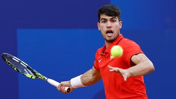 Carlos Alcaraz devuelve la bola al libanés Hady Habib durante su partido de primera ronda individual masculino de tenis de los Juegos Olímpicos de París 2024.