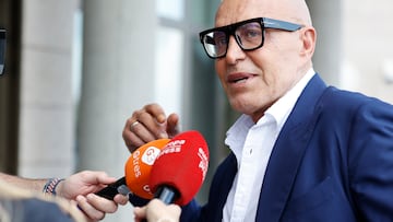 Kiko Matamoros a su llegada al tanatorio de Tres Cantos.