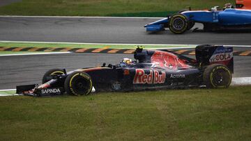 Sainz por fuera en la primera chicane de Monza.