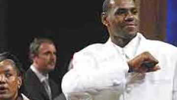 <b>ACOSTUMBRADO AL PROTAGONISMO.</B> LeBron James, junto a su madre, tras salir en el número uno.