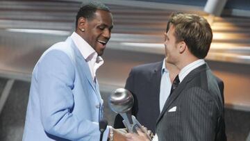 LeBron James es tentado por Tom Brady en redes sociales para llegar al equipo de los Patriotas de Nueva Inglaterra en la posición de ala cerrada.