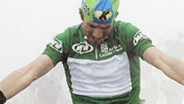 CLIMA INVERNAL. Niebla y mucho frío en la cima del Morredero (Ponferrada), donde ganó Valverde.