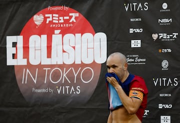 El Clásico en Tokio sirvió para rendir homenaje a Iniesta.