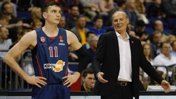 Berlin (Germany), 26/12/2019.- Baskonia's head coach Dusko Ivanovic (R) reacts next to Saski Baskonia's Matt Janning (L) during the Euroleague basketball match between Alba Berlin vs Saski Baskonia at the Mercedes Benz Arena in Berlin, Germany, 26 December 2019. (Baloncesto, Euroliga, Alemania) EFE/EPA/OMER MESSINGER