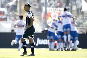 El jugador de Colo Colo Ivan Morales, izquierda, se lamenta tras el gol de Universidad Católica durante el partido de primera division disputado en el estadio Monumental de Santiago, Chile
