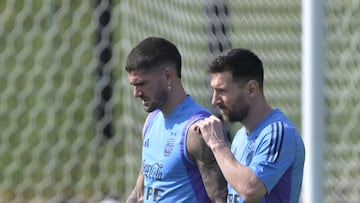 Argentina's forward #10 Lionel Messi (R) and Argentina's midfielder #07 Rodrigo De Paul attend a training session at Qatar University in Doha, on November 27, 2022 ahead of the Qatar 2022 World Cup football tournament match against Poland to be held on November 30. (Photo by JUAN MABROMATA / AFP)