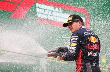 Max Verstappen celebrando su victoria 42, en el podio del GP de Austria.