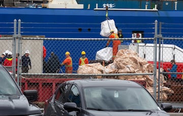 Los escombros del sumergible Titan, recuperados del fondo del océano cerca del naufragio del Titanic, se descargan del barco Horizon Arctic en el muelle de la Guardia Costera canadiense en San Juan de Terranova.