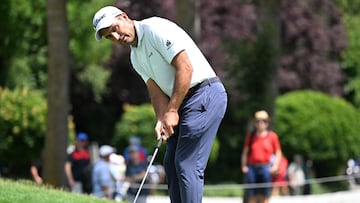 Italy's Edoardo Molinari putts the ball on the green during his first round match of the BMW International Open golf tournament in Eichenried near Munich, southern Germany, on June 22, 2023. (Photo by Christof STACHE / AFP)