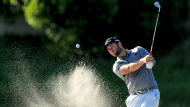 DEPORTES 36 F02. DUBAI, UNITED ARAB EMIRATES - NOVEMBER 22: Jon Rahm of Spain plays his third shot on the 14th hole during the second round of the DP World Tour Championship on The Earth Course at Jumeirah Golf Estates on November 22, 2019 in Dubai, Unite