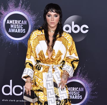 Uno de los mejores looks de la noche se lo lleva Kesha con este increíble vestuario