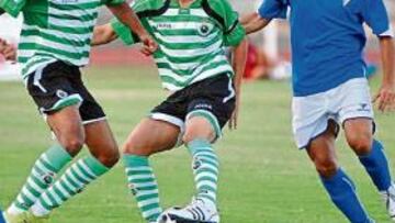 <b>NUEVA POSICIÓN. </b>Canales jugó por delante de la zaga y no estuvo tan acertado como en el último partido. Ísmodes tampoco jugó bien.