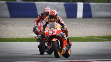 Marc M&aacute;rquez lucha con Dovizioso por la victoria en el GP de Austria 2019.