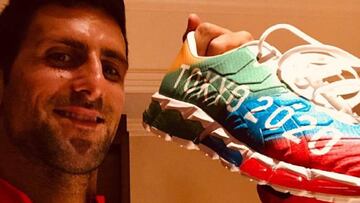 Novak Djokovic posa con una zapatilla con el logo de Tokio 2020.