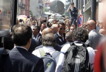 La afición esperaba a los jugadores del equipo merengue a su llegada al hotel de concentración.