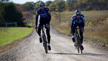 Mattia Cattaneo y Remco Evenepoel compiten durante una carrera sobre gravel en Estados Unidos.