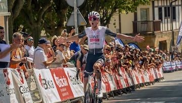 Getxo (Bizkaia), 03/08/2025.- El mexicano Isaac del Toro, de l equipo UAE Emirates, entra vencedor en la meta del 80 Circuito de Getxo-Memorial Hermanos Otxoa, carrera de un día de 172,2 km con perfil quebrado y final en cuesta, este domingo en Getxo (Bizkaia).-EFE/ Javier Zorrilla