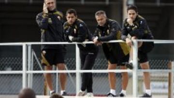 SALUD. El médico Quesada con Escribá y sus técnicos.