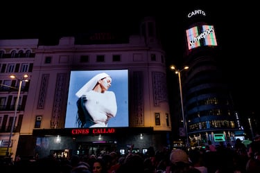 Decenas de personas observan la portada del nuevo álbum de Rosalía, 'Lux', en la plaza de Callao.