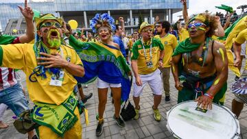 La llegada de los jugadores de Brasil a su hotel de Kaz&aacute;n fue apote&oacute;sica. Cientos de seguidores colapsaron la entrada del Hotel Mirage para animar a sus &iacute;dolos.