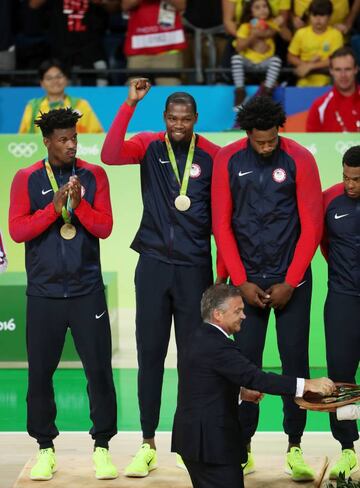 Jimmy Butler, Kevin Durant y De Andre Jordan recibiendo la medalla de oro.