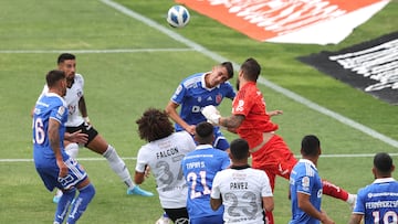 Futbol, Colo Colo vs Universidad de Chile.
Fecha 5, campeonato Nacional 2022.
El jugador de Universidad de Chile Hernan Galindez, centro, juega el balón contra Colo Colo durante el partido de primera division realizado en el estadio Monumental.
Santiago, Chile.
06/03/2022
Jose Alvujar/Photosport
Football, Colo Colo vs Universidad de Chile.
5th date, 2022 National Championship.
Universidad de Chile’s player Hernan Galindez, center, play the ball against Colo Colo during the first division match at Monumental stadium.
Santiago, Chile.
06/03/2022
Jose Alvujar/Photosport