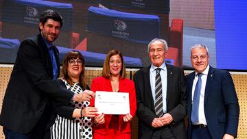 El presidente de la Real Federación Española de Balonmano, Paco Blázquez, la diputada foral de Gipuzkoa Goizane Álvarez, la alcaldesa de Irún Cristina Laborda y el presidente del Bidasoa Irún Gurutz Aginagalde, tras la elección de España como sede del Mundial Femenino de Balonmano 2029.