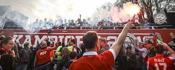 Bengalas para saludar al equipo.