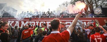 Bengalas para saludar al equipo.