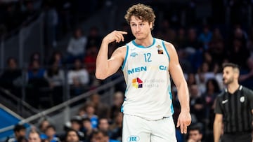 Diego Alderete, alero del Hestia Menorca, durante el partido ante el Movistar Estudiantes en el WiZink Center la temporada 2023-24.