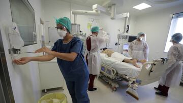 FILE PHOTO: Members of the medical staff, wearing protective suits and face masks, treat a patient suffering from the coronavirus disease (COVID-19) in the Intensive Care Unit (ICU) at the Hopital Europeen hospital in Marseille, France, September 8, 2020. REUTERS/Eric Gaillard/File Photo