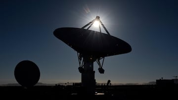 Las antenas parabólicas que forman el radiotelescopio KAT se alzan bajo el sol en el sitio del proyecto SKA (Square Kilometre Array) en Carnavon, Sudáfrica.