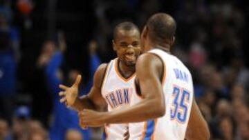 Serge Ibaka y Kevin Durant celebran una canasta. En OKC ya ven la luz al final del túnel.