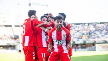 Arribas, abrazo por sus compañeros tras el 0-1.