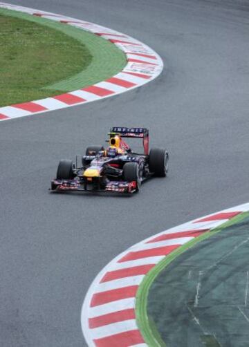 Piloto australiano Mark Webber de Red Bull Racing conduce durante Calificación del GP de España.