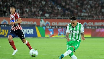 BARRANQUIILLA - COLOMBIA, 21-05-2022: Jorge Arias del Junior y Jarlan Barrera de Nacional disputan el balón durante partido entre Atlético Junior y Atlético Nacional por la fecha 1 de los cuadrangulares semifinales como parte de la Liga BetPlay DIMAYOR I 2022 jugado en el estadio Metropolitano Roberto Meléndez de la ciudad de Barranquilla. / Jorge Arias of Junior and Jarlan Barrera of Nacional fights for the bal during match between Atletico Junior and Atletico Nacional for the date 1 of the quadrangulars semifinals as part of BetPlay DIMAYOR League I 2022 between Atletico Junior and Atletico Nacional played at Metropolitano Roberto Melendez stadium in Barranquilla city. Photo: VizzorImage / Jesus Rico / Cont