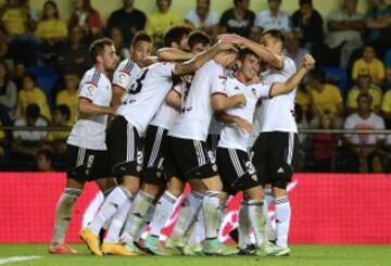 Los jugadores del Valencia celebran el 0-2 de Mustafi. 