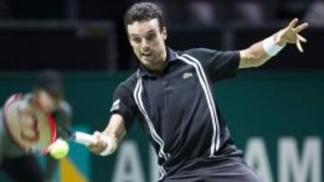 Roberto Bautista devuelve una bola durante el partido ante Martin Klizan en los cuartos de final del torneo de R&oacute;terdam.