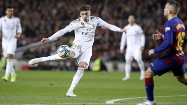 Fede Valverde remata desde la frontal del área en el Clásico disputado en el Camp Nou el pasado miércoles.