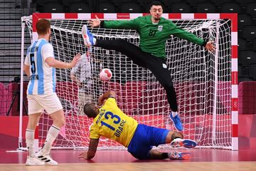 Rogerio Moraes durante el partido de balonmano entre Brasil y Argentina.