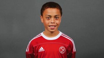 Nacido en Almere, Países Bajos, de padre estadounidense, el ahora lateral del FC Barcelona pasó prácticamente toda su infancia en Holanda y apenas hace unos meses decidió representar a los Estados Unidos.