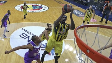 TB09 ESTAMBUL (TURQUÍA), 01/12/2016.- El jugador del Fenerbache, Ekpe Udoh (d), trata de anotar una canasta contra el defensa del Real Madrid, Anthony Randolph (i), durante un partido de la Euroliga entre el Real Madrid y el Fenerbache en Estambul, Turquía, hoy, 1 de diciembre de 2016. EFE/Tolga Bozoglu