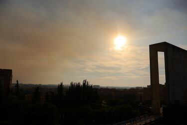El foco del fuego se sitúa en Méntrida, y su humo ha alcanzado buena parte de la capital.