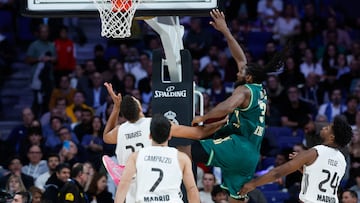 Panathinaikos Athens' US center #35 Kenneth Faried (R) goes to the basket during the Euroleague basketball match between Real Madrid Baloncesto and Panathinaikos Aktor Athens at Movistar Arena in Madrid on November 13, 2025. (Photo by Oscar DEL POZO / AFP)