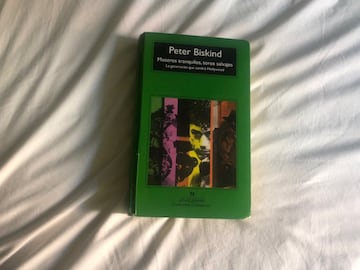 El cine de los años 70 en 672 páginas. 'Easy Ryder' fue el inicio de una nueva era. El libro de Peter Biskind la recorre, hace un retrato de aquel Hollywood año a año, película a película que resulta fascinante. Didáctico, entretenido, maravilloso. Esa generación de jóvenes directores, Scorsese, Coppola y Spielberg entre otros, muchos otros, que comenzaron a filmar con actores que aún nadie conocía. Robert De Niro, Al Pacino y Jack Nicholson. Juntos parieron El padrino, Taxi Driver, Tiburón. Y también fue la década de Star Wars, Apocalypse Now, Bonny and Clyde, el apagarse de los antiguos estudios de cine en blanco y negro para dejar paso a esta generación que hizo historia entre escándalos y cocaína, sexo y rock and roll. Documento tan afilado como imprescindible para cualquier cinéfilo. 