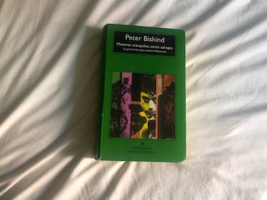 El cine de los años 70 en 672 páginas. 'Easy Ryder' fue el inicio de una nueva era. El libro de Peter Biskind la recorre, hace un retrato de aquel Hollywood año a año, película a película que resulta fascinante. Didáctico, entretenido, maravilloso. Esa generación de jóvenes directores, Scorsese, Coppola y Spielberg entre otros, muchos otros, que comenzaron a filmar con actores que aún nadie conocía. Robert De Niro, Al Pacino y Jack Nicholson. Juntos parieron El padrino, Taxi Driver, Tiburón. Y también fue la década de Star Wars, Apocalypse Now, Bonny and Clyde, el apagarse de los antiguos estudios de cine en blanco y negro para dejar paso a esta generación que hizo historia entre escándalos y cocaína, sexo y rock and roll. Documento tan afilado como imprescindible para cualquier cinéfilo. 