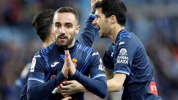 GRAF609. MÁLAGA, 08/01/2018.- El centrocampista del RCD Espanyol Sergi Darder (i) celebra su gol, el primero del equipo ante el Málaga CF, durante el partido de la decimoctava jornada de Liga en Primera División que se disputa esta no